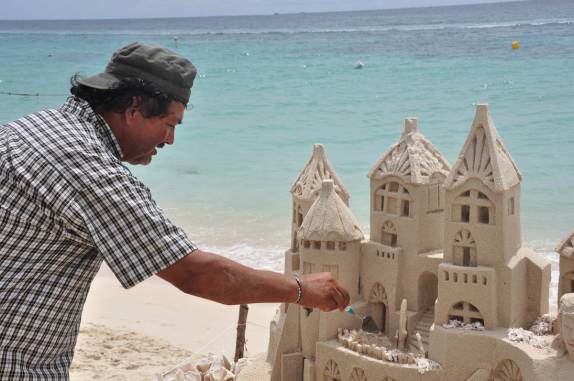 O Alonso mostra a sua arte nas areias da Playa Blanca, em Baru, na Colômbia